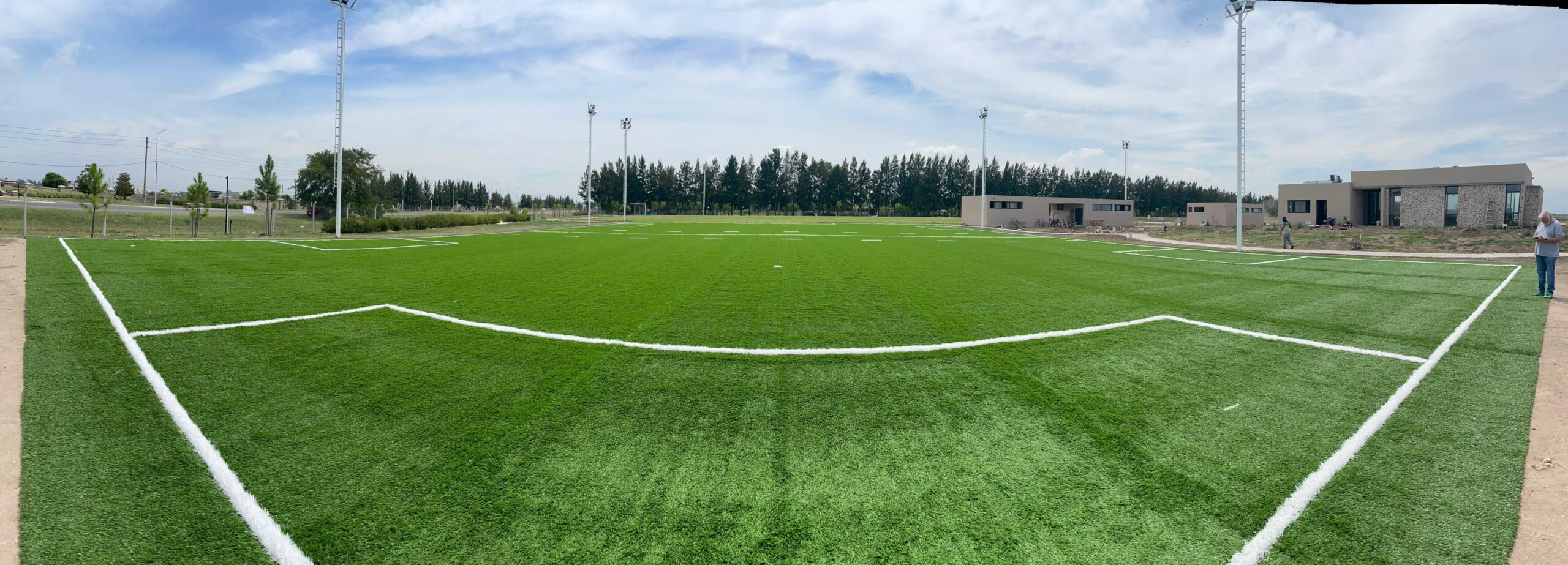 Los beneficios del césped sintético en canchas deportivas: rendimiento, durabilidad y seguridad